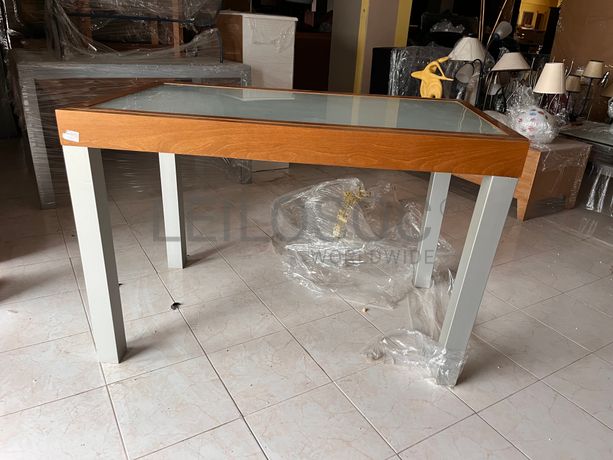 Mesa com pés de metal e tampo de vidro