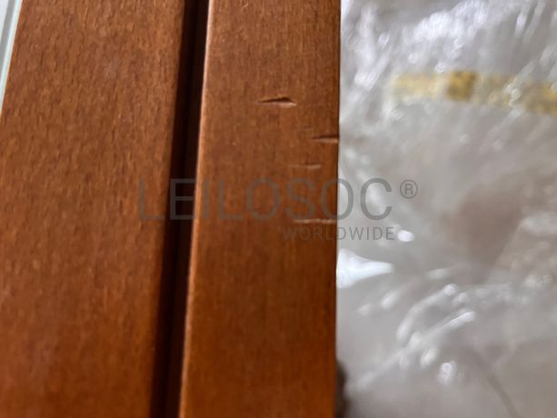 Mesa com pés de metal e tampo de vidro