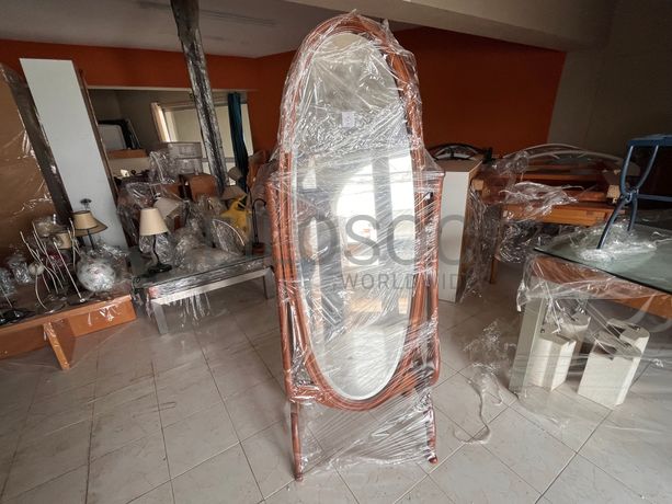 Espelho de pé com moldura de madeira