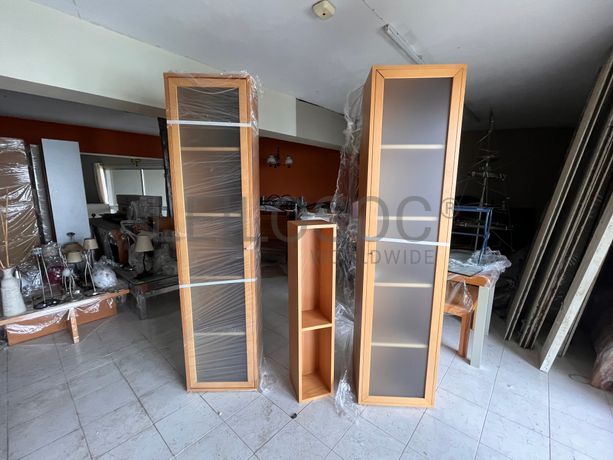 Móveis altos em madeira