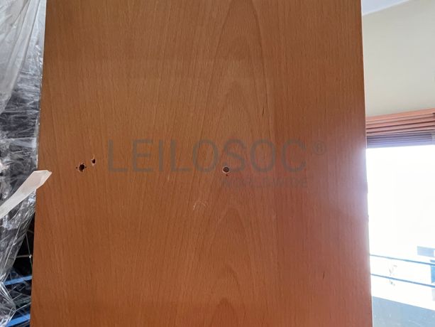 Móveis altos em madeira