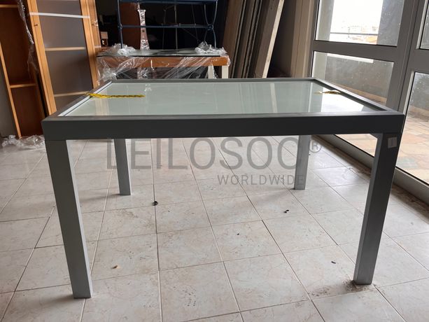 Mesa em metal com tampo de vidro