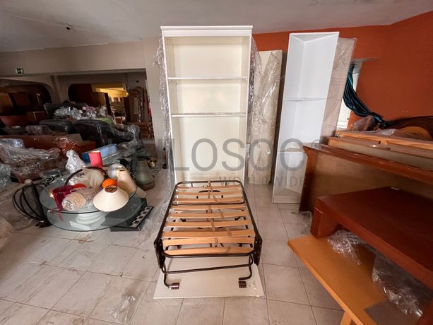 Móvel em madeira com cama integrada