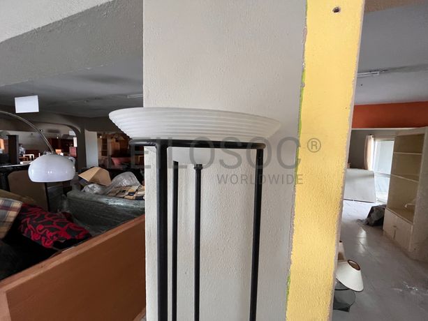 Candeeiro de pé alto em ferro