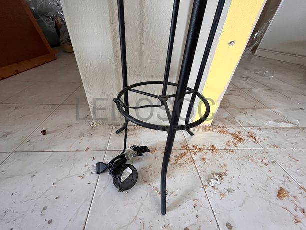 Candeeiro de pé alto em ferro