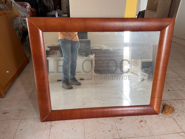 Espelho com moldura em madeira