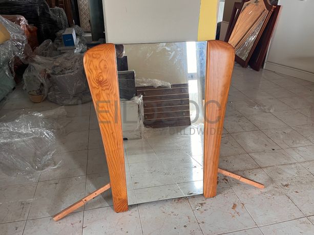 Espelho com moldura em madeira