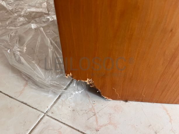 Mesinha de cabeceira em madeira