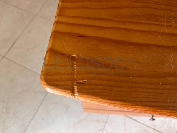 Mesinha de cabeceira em madeira