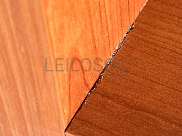 Espelho com estrutura em madeira