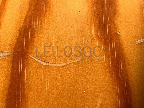 Mesa quadrada de madeira