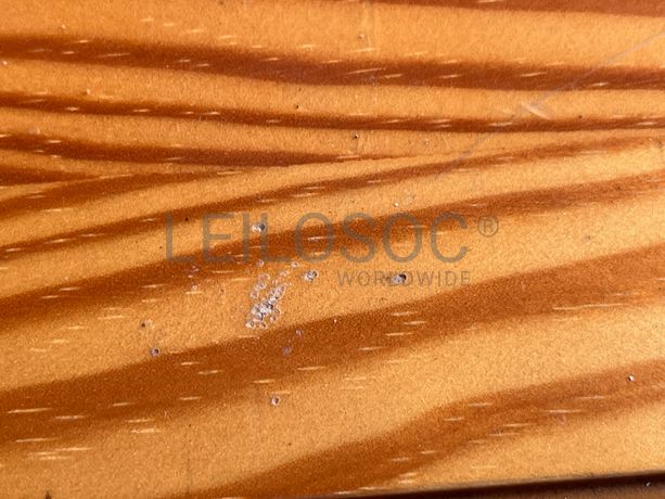 Mesa quadrada de madeira