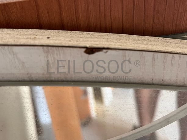 Espelho com moldura em madeira