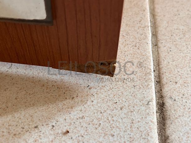 Espelho com moldura em madeira