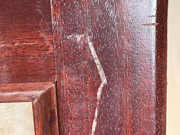 Espelho com moldura de madeira