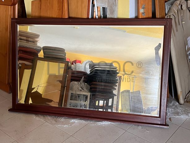 Espelho com moldura de madeira