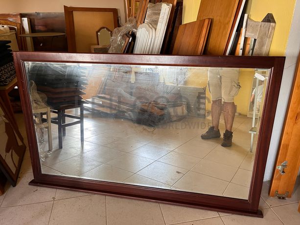 Espelho com moldura em madeira
