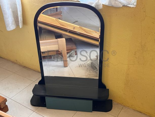 Espelho com moldura em madeira