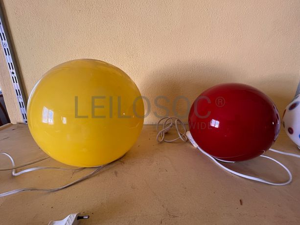 Candeeiros em formato de bola