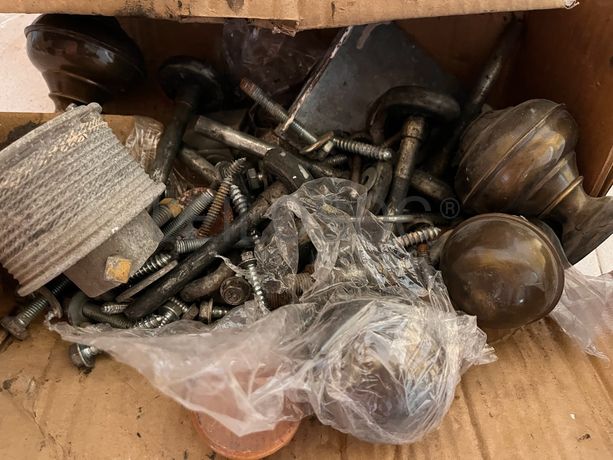 Caixa com parafusos e terminais