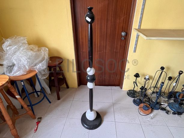 Candeeiro de pé alto em ferro