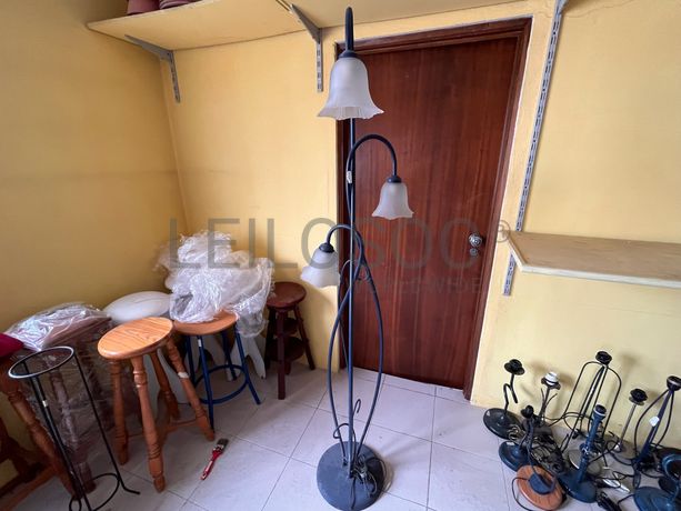 Candeeiro de pé alto em ferro