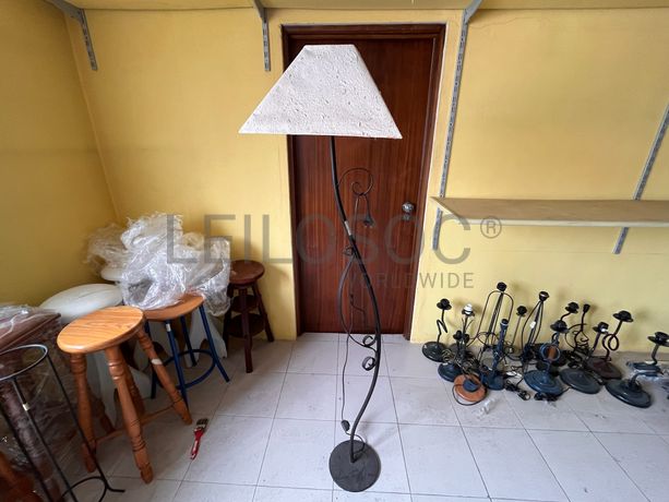 Candeeiro de pé alto em ferro