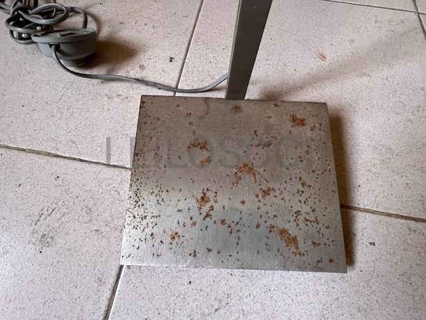 Candeeiro de pé alto em ferro