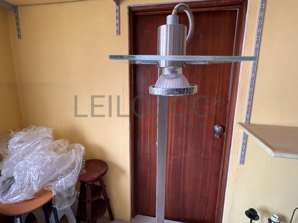 Candeeiro de pé alto em ferro