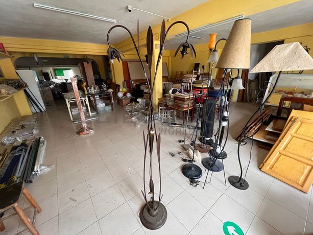 Candeeiro de pé alto em ferro