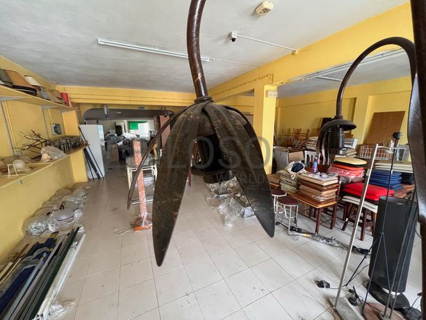 Candeeiro de pé alto em ferro