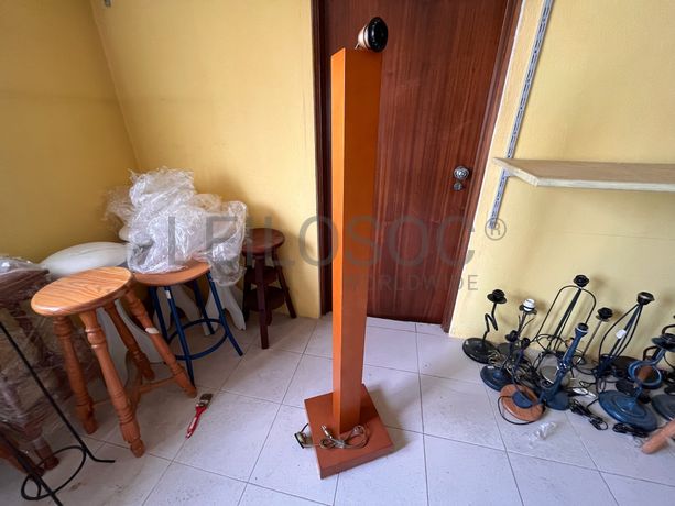 Candeeiro de pé alto em madeira