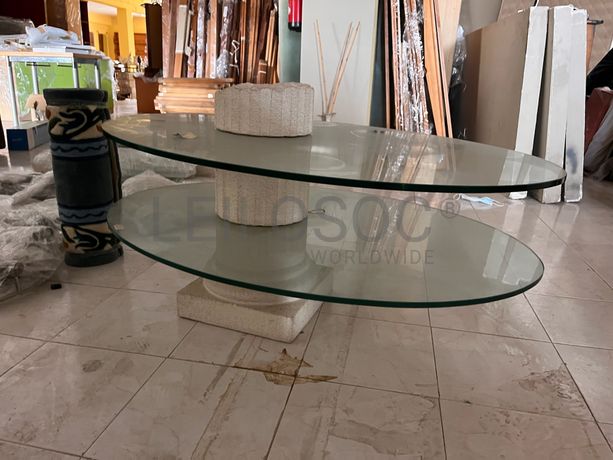 Mesa em vidro com suporte em pedra