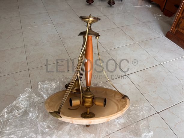 Candeeiro de teto em madeira