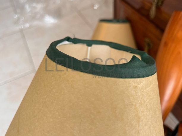 Candeeiro de teto em madeira