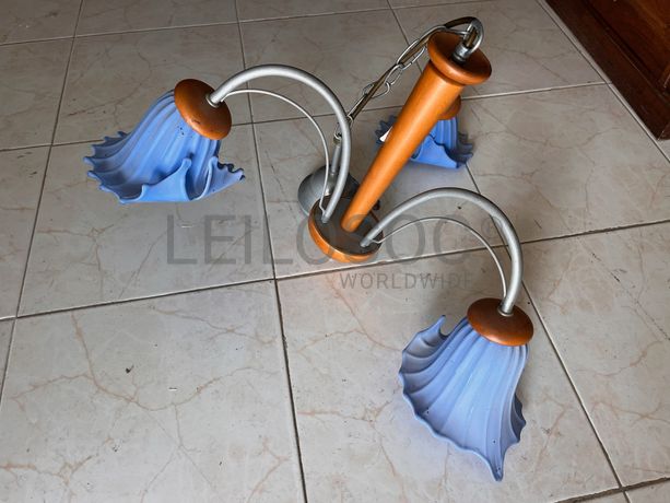 Candeeiro de teto em madeira