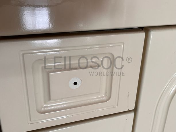 Móvel com tampo de mármore