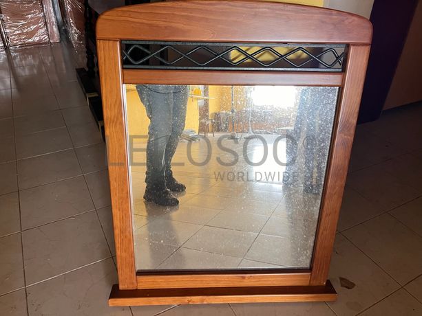 Espelho com moldura de madeira