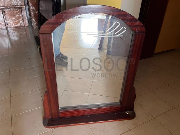 Espelho com moldura de madeira