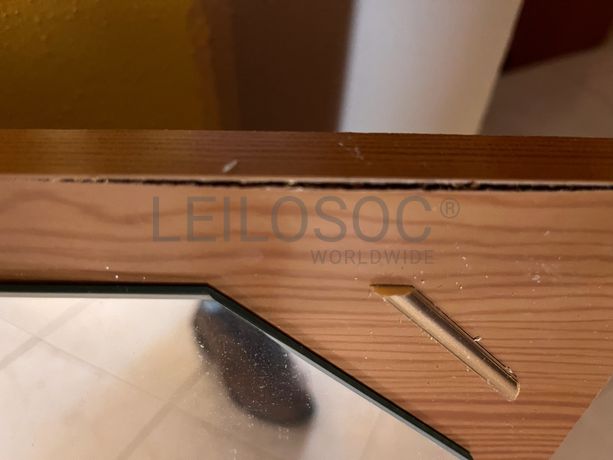 Espelho com moldura de madeira