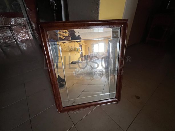 Espelho com moldura de madeira