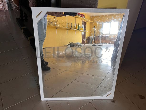 Espelho com moldura de madeira cinzenta