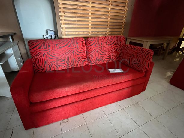 Sofá em tecido vermelho
