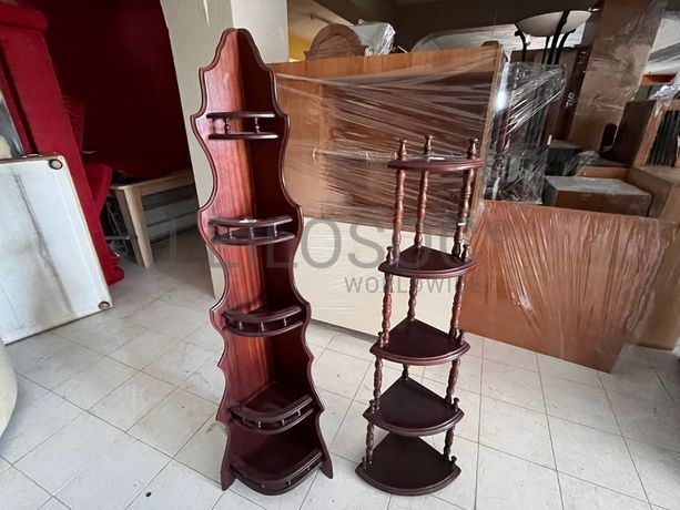 Estantes pequenas em madeira entalhada