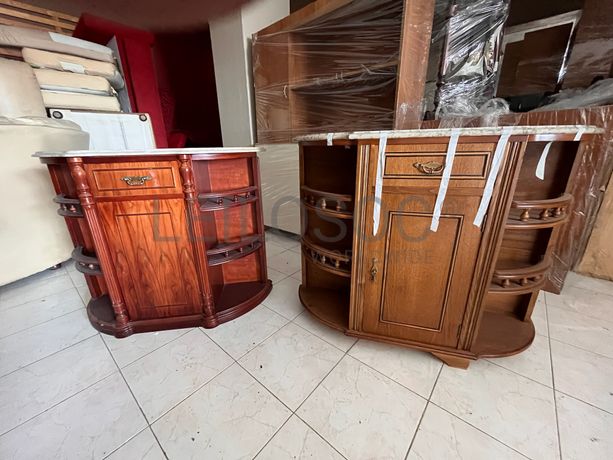 Consolas de madeira entalhada com tampo de mármore