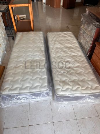 Lotes 176 a 210 · Mobiliário · Artigos de Decoração