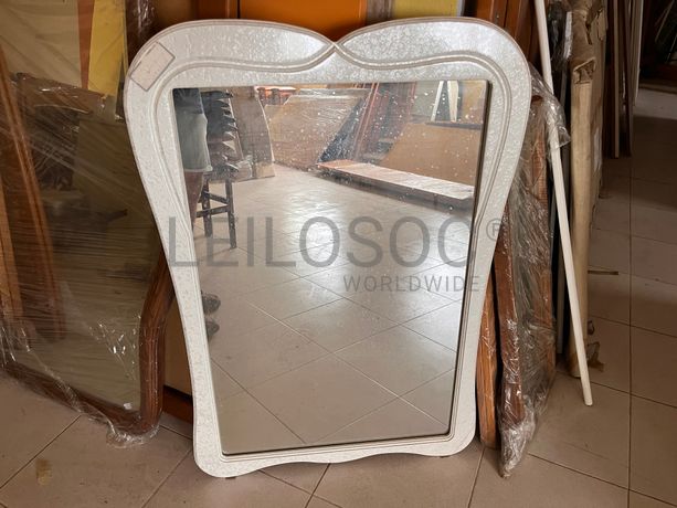 Lotes 211 a 245 · Mobiliário · Artigos de Decoração