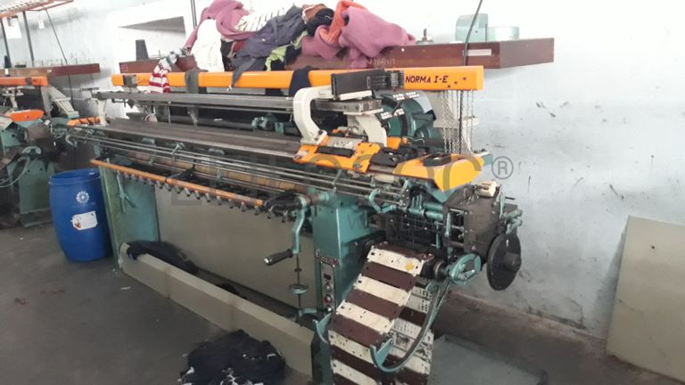 Máquina de confeção de malha