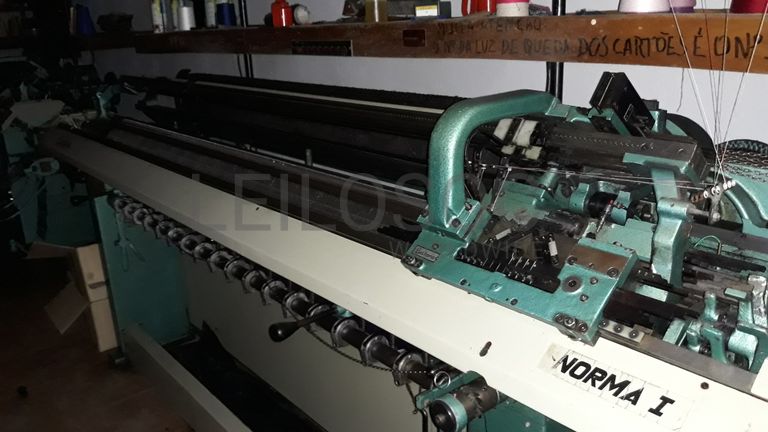 Máquina de confeção de malha