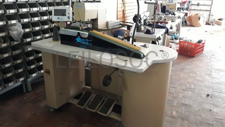 Máquina de colocar golas